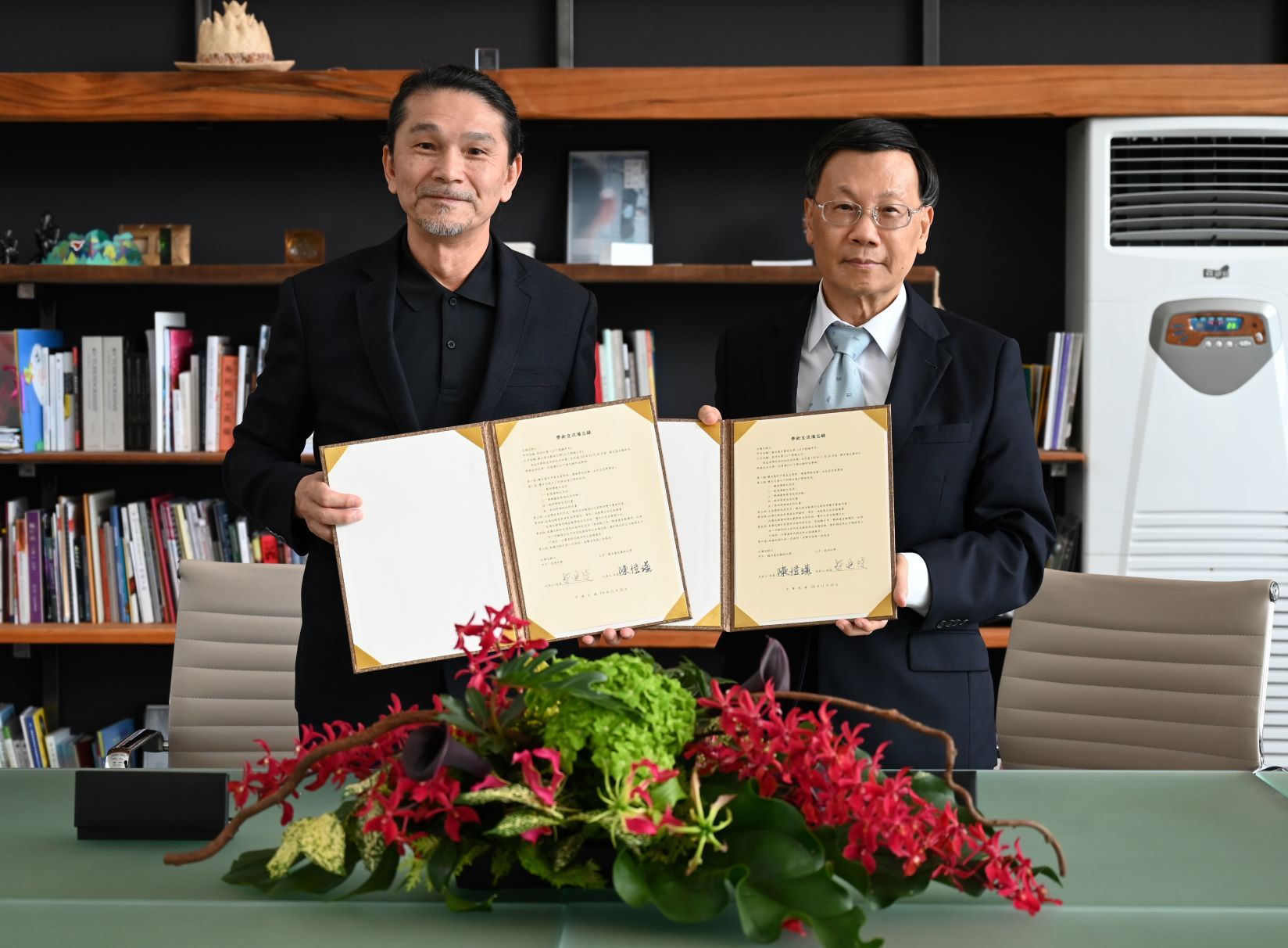 陈恺璜校长（左）与蔡进发校长签署两校学术交流与合作协议书。