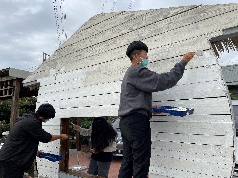 亞大學生利用假日至舊正社區居民活動空間全區環境重新油漆。