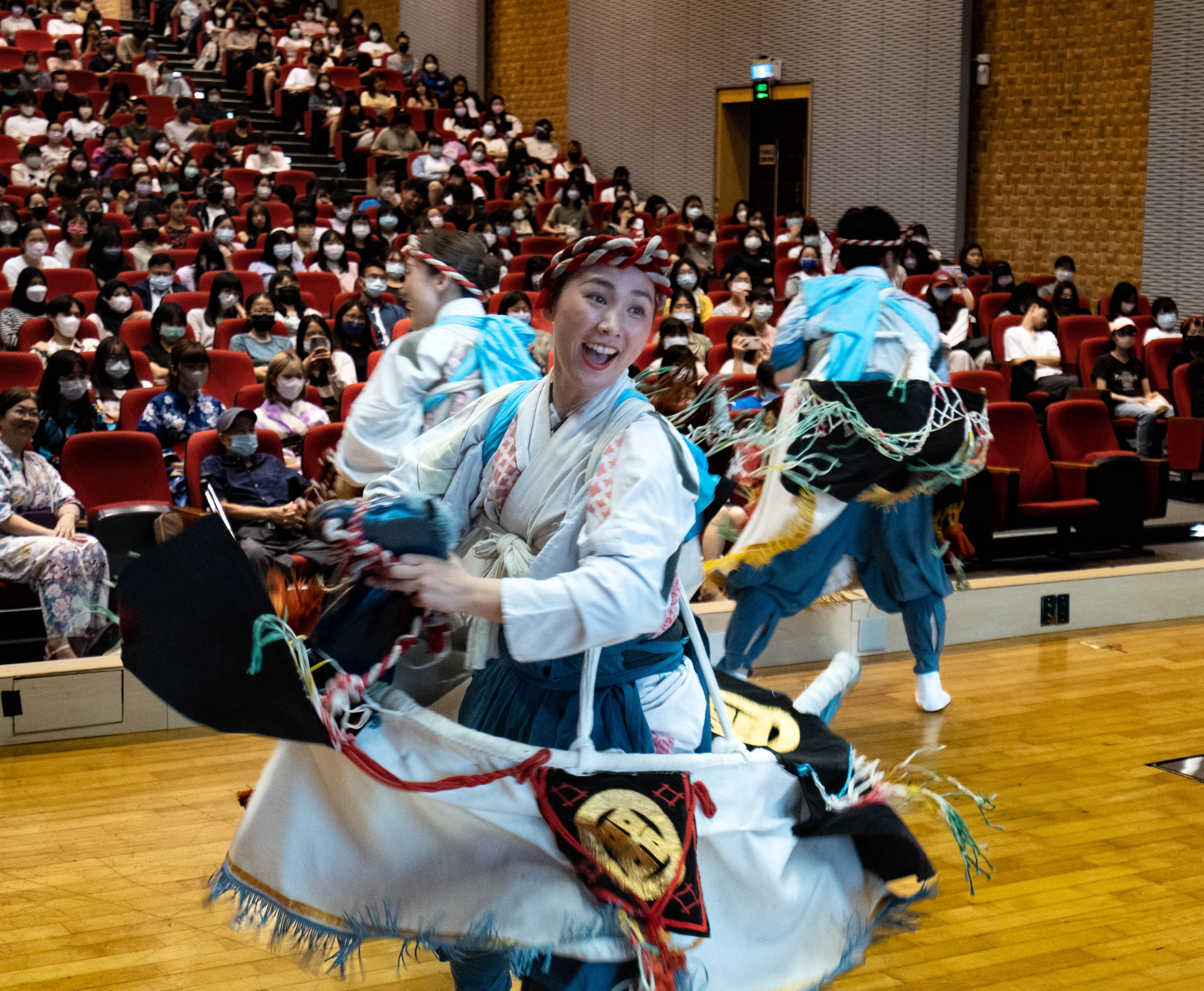 20230504-5 表演者透过道具演示「荒马」，其为日本东北地区「驹舞」之一